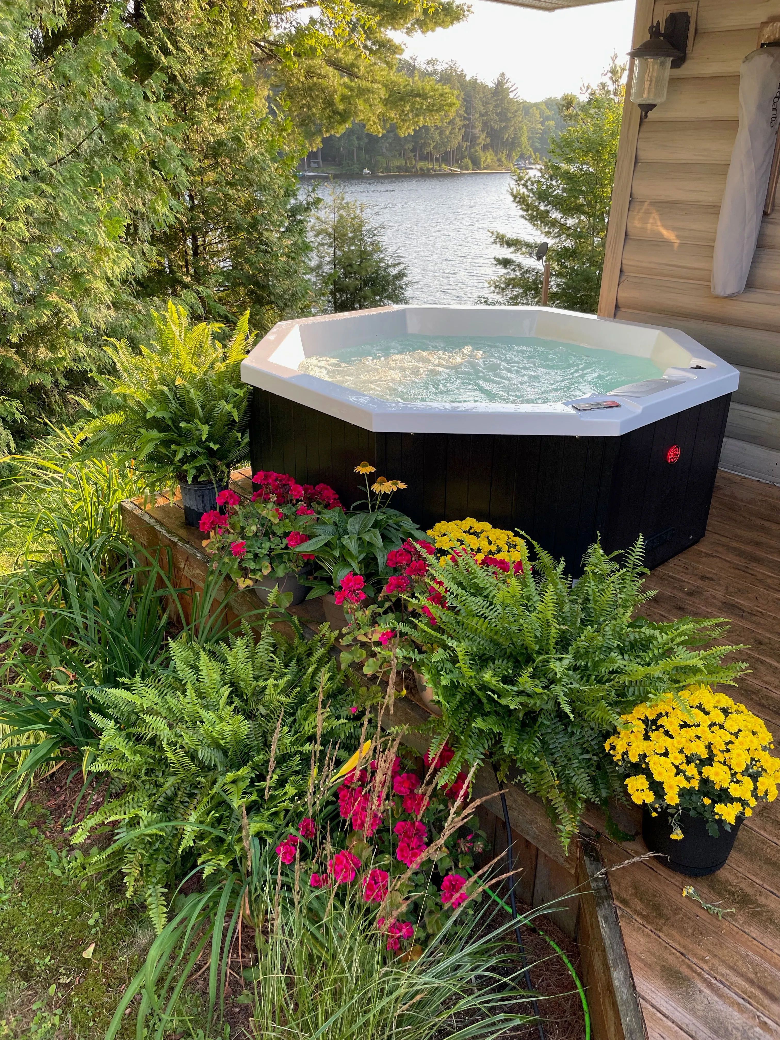 Ex-Display/Demo Muskoka 6-Person Patio Spa | 188 x 188 cm